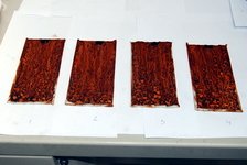 Zdjęcie - metalowe płytki poddane badaniu odporności korozyjnej w mgle solnej