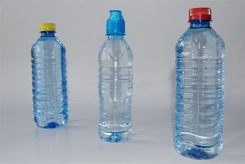 Zdjęcie - Plastikowe butelki z wodą