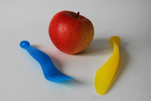 Zdjęcie - plastikowe sztućce oraz jabłko